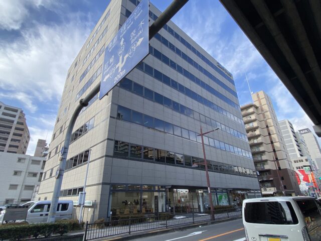 コンパーノビル（旧名称：「江坂全日空ビル」）御堂筋側から見たビル外観