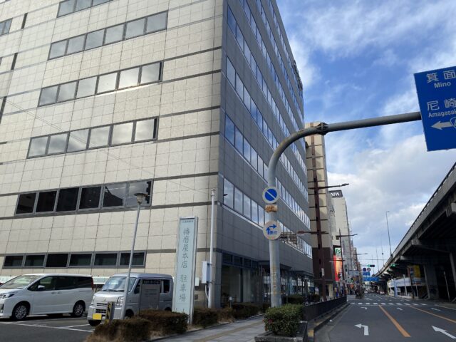 コンパーノビル（旧名称：「江坂全日空ビル」）南から見たビル